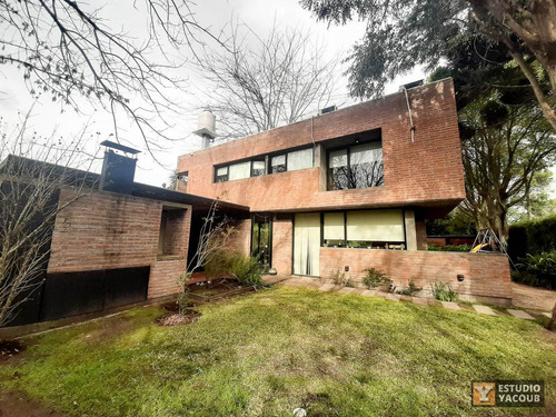 Imagen 1 de 30 de Casa En Venta 2 Dormitorios 2 Baños 2 Cocheras 246 Mts 2 Y Terreno 700 Mts 2 Totales - City Bell