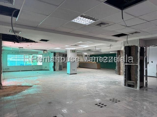 Santa Mónica !! En Venta Local Comercial A Pie De Calle, 641 M2, 12 Puestos De Estacionamiento. Ideal Para Toda Clase De Negocios Que Requieran Mucha Vistosidad Pública. Inmejorable Ubicación !!