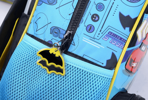 Mochila Carro Batwheels 12 Multipersonajes Color Celeste Diseño De La Tela Estampada
