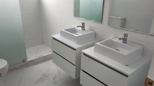 Completamente Remodelado Con Materiales Modernos En El Golf