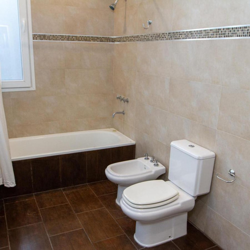 Moderna Casa En Venta En Selene Esq. Etoneo, Zona Norte- Pinamar. 4 Dormitorios- Gas Natural