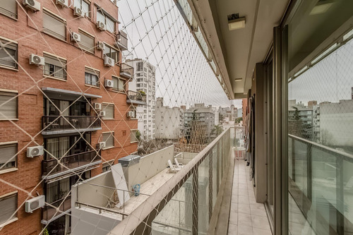 Venta Tres Ambientes. Balcon Al Frente. Luminoso. Seguridad 24hs. Amenities. Cochera. Liberateur