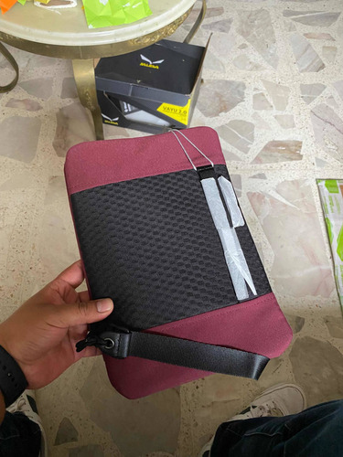 Imagen 2 de 9 de Cross Body Hombre Mariconera Victorinox Compact Guinda