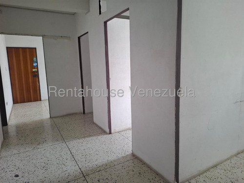 María Martínez Te Ofrece En Alquiler Este Espacioso Local Comercial Al Este De Barquisimeto, Piso De Granito, Área De Cocina, Ideal Para Centro Médico, Estético, Oficinas, Seguridad 24/7.