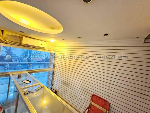 Acogedor E Iluminado Local Comercial Ubicado En El C.c. Parque Aragua 24-17294 Ec