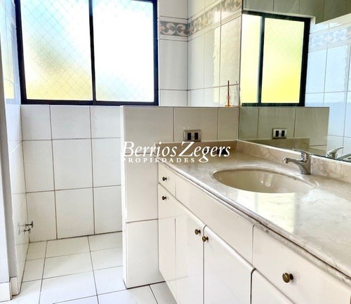 Casa En Venta De 7 Dormitorios, 6 Baños . En Las Condes Alto