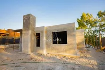 Comprar Center L- Propiedad En Construcción, Entorno Sereno Durante Todo El Año. Ideal Para Aquellos Que Buscan La Tranquilidad Y La Cercanía Todo. 