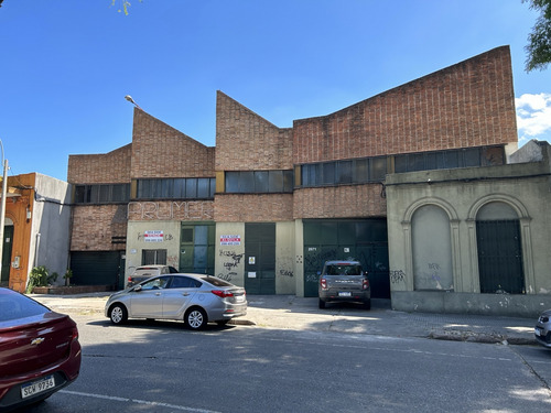 Imagen 2 de 19 de Venta Gran Local En Arenal Grande Y Hocquart Zona Mayorista