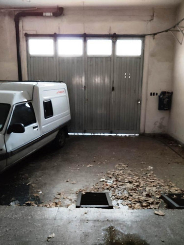 Imagen 5 de 15 de Galpón Con Casa Al Contrafrente Y Departamento En Pa