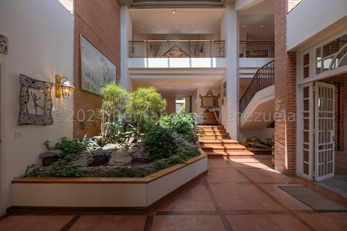 Se Ofrece En Venta Extraordinaria Y Hermosa Casa De Estilo Europeo Ubicada En Los Chorros