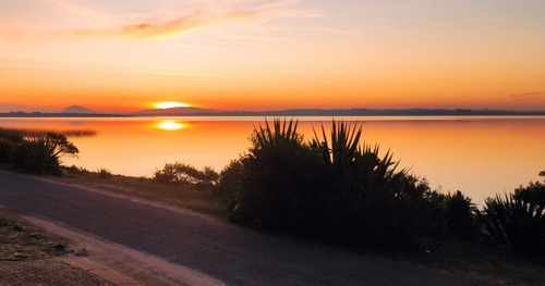 A Orillas De La Laguna Del Sauce Y A Cuadra Y Media Del Club Del Lago. En Uno De Los Lugares Mas Lindos De La Costa Uruguaya Y Muy Cerca De Punta Del Este. Llamar Al Teléfono Provisto En El Aviso