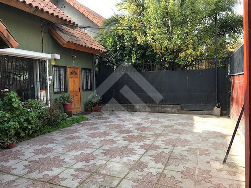 Casa En Venta De 5 Dorm. En Peñalolén