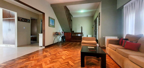 Chalet 6 Amb Amplio Con Dep De Serv, Fondo Y Quincho