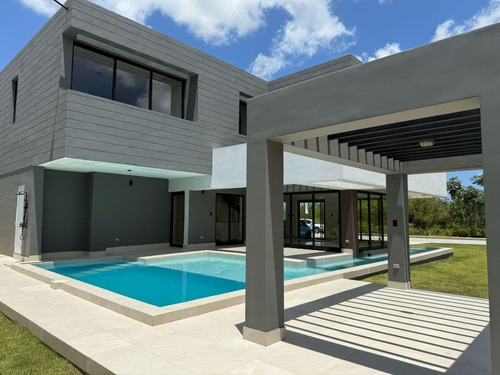 Villa En Venta Lujosa Con Linea Blanca En Vista Cana, Punta Cana, 4 Hab