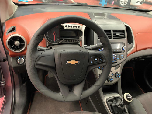 Imagen 10 de 12 de Chevrolet Sonic A Std 5 Vel Ac 2012