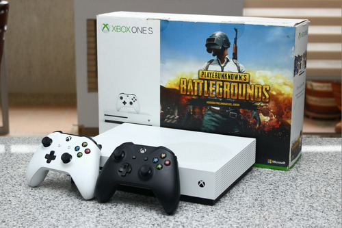 Xbox One S De 800gb + Dos Controles + Gears Of War 4