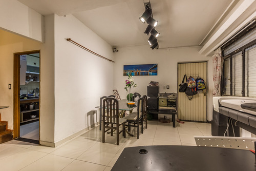 Taller Con Vivienda En Caba: Lote Propio, Terraza Y Quincho