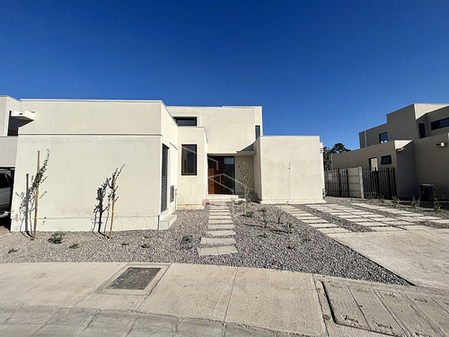 Casa Mediterránea En Condominio Piedra Roja 