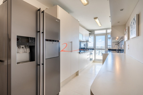 Venta De Apartamento Piso Alto A Pasos De Playa Mansa, Tres Dormitorios Más Servicio- Ref: 5332