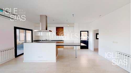 Casa Al Lago En Venta Con 4 Dormitorios En Los Lagos, Nordelta.