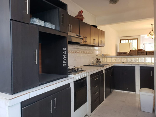 Local Con Apartamento En Calle Arismendi, Ciudad De Juan Griego, Isla De Margarita