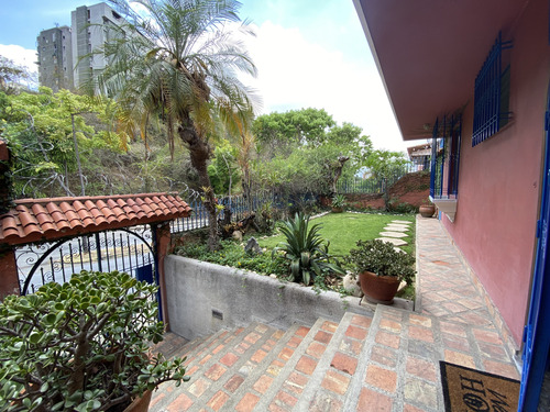 Se Vende Casa 630m2. 4h + S/5b + S/4p. Santa Paula.