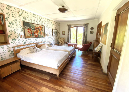 Casa En Venta De 6 Dorm. Frente A La Playa De Zapallar
