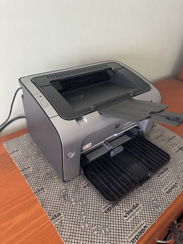 Impresora Monocromática Hp Laserjet P1006 Con Tóner Original Azul Acero (Usado)