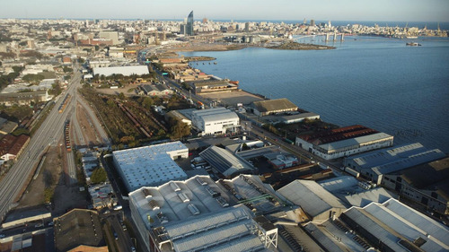 Venta De Local Con Gran Terreno De 10.233 M2 Frente A La Rambla Portuaria De Montevideo