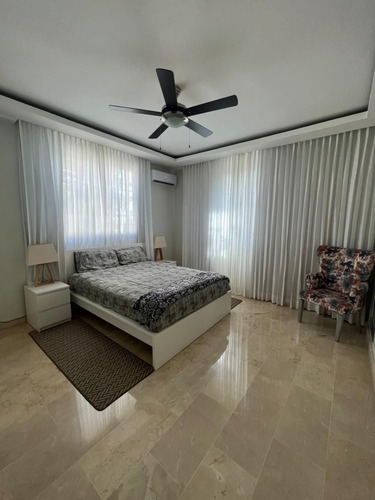 Casa En Los Cacicazgos En Venta, Santo Domingo