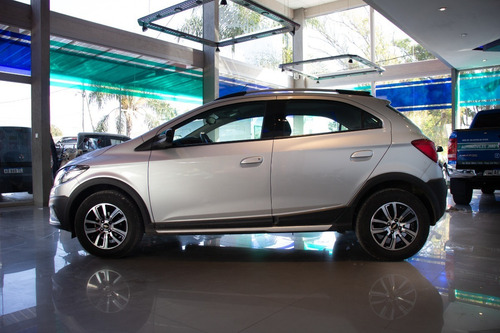 Imagen 11 de 14 de Chevrolet Onix Activ Nafta 2019 Plateado