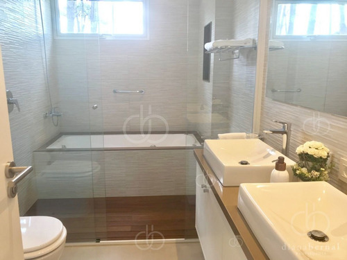 Imagen 18 de 26 de Casa En Mansa,barrio Privado, Punta Del Este, 4 Dormitorios Y Piscina Climatizada.