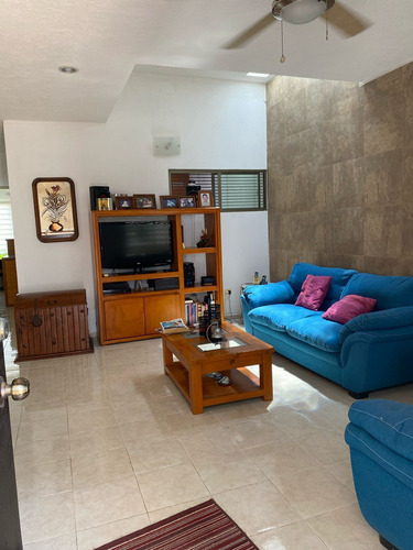 ¡casa Amueblada En Esquina Con Paneles Solares En Las Américas, Mérida!