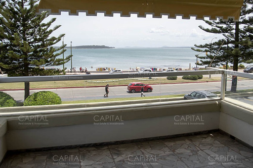 Departamento En Primera Línea De Playa Mansa, Con Hermosa Vista.