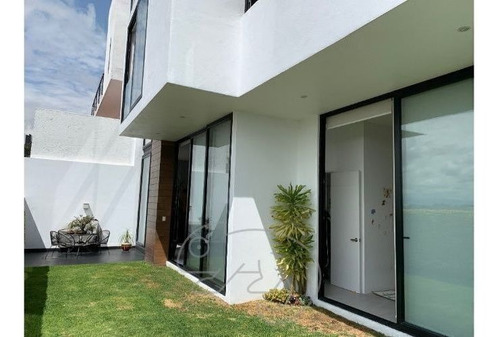 Imagen 25 de 30 de Moderna Casa Con Doble Altura