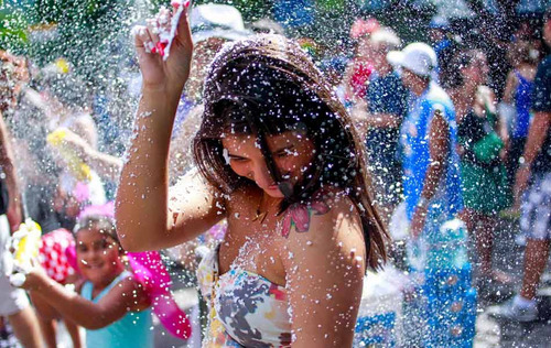 Espuma En Spray Caja Con 24 Latas Fiestas Bolos Cumpleaños