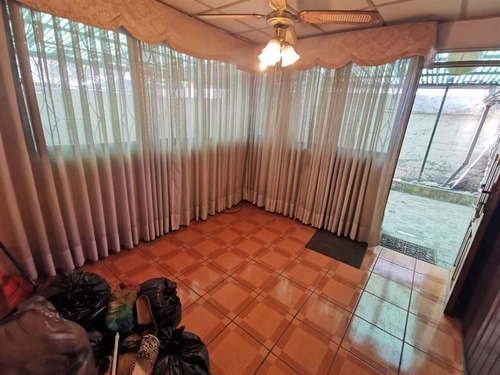 Casa En Venta De 5 Dorm. En La Florida