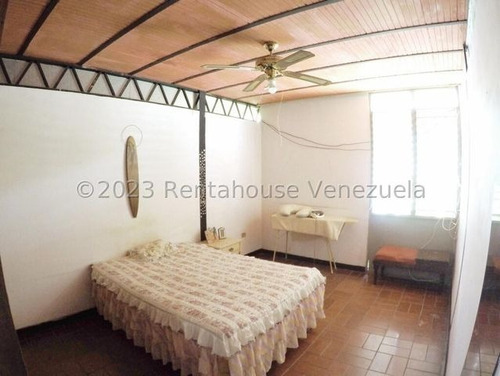 Yg Increíble Casa Con Dos Anexo, Potencial Para Remodelar Residencial O Comercial, Ubicada En Esquina Con Fácil Acceso En Venta En La Trinidad 24-1929 Ys