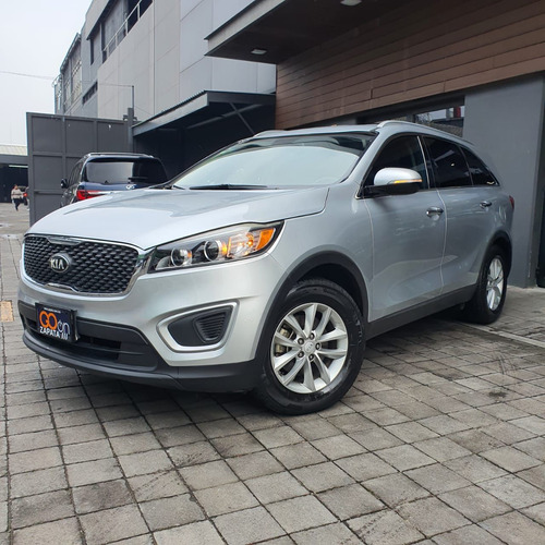 Kia Sorento 2.4 L4 LX Tela 7 Pasajeros At