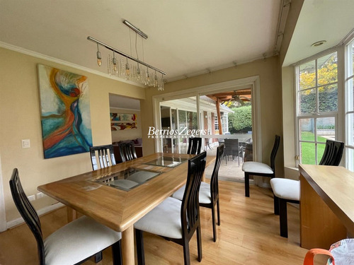 Casa En Venta De 5 Dorm. 4 Baños Más Servicio E Lo Barnechea