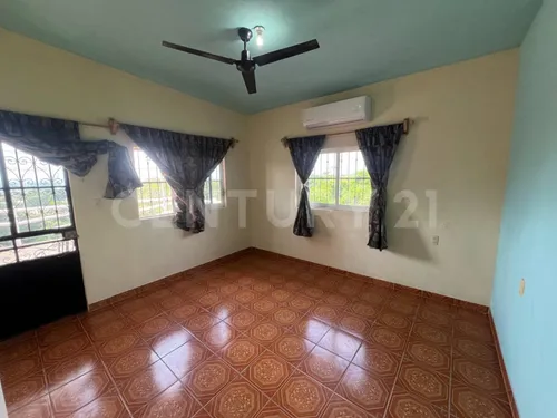 Amplia Casa De 3 Niveles Con Vistas Panorámicas En Lomas De Enmedio