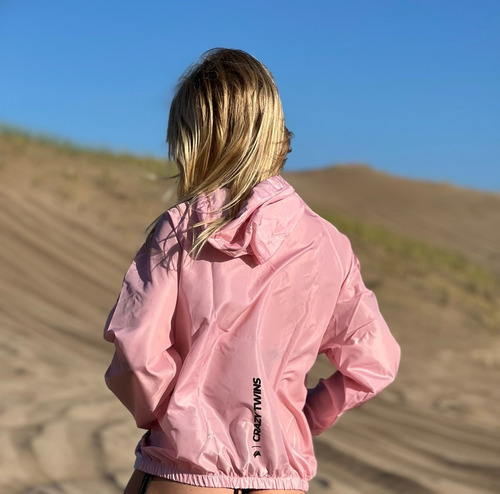 Imagen 2 de 7 de Rompeviento Hoodie Mujer /// Crazytwins