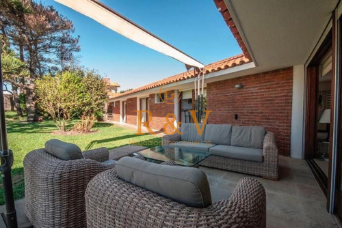 Imagen 14 de 30 de Excelente Casa De 4 Dormitorios Y Piscina A Una Cuadra Del Mar