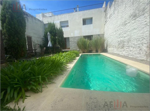 Venta Casa Dos Dormitorios Duplex Patio Parrillero Con Renta Centro Montevideo