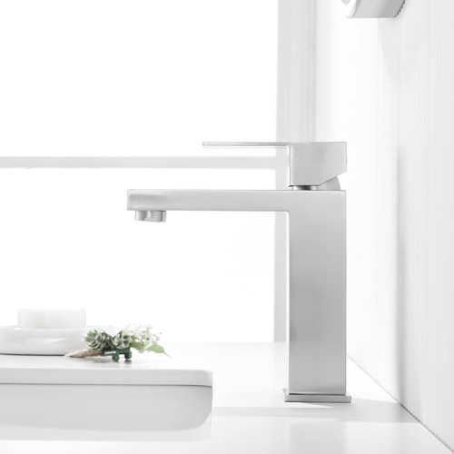 Grifo Del Lavabo Del Cuarto De Baño, Con El Desagüe Emergent