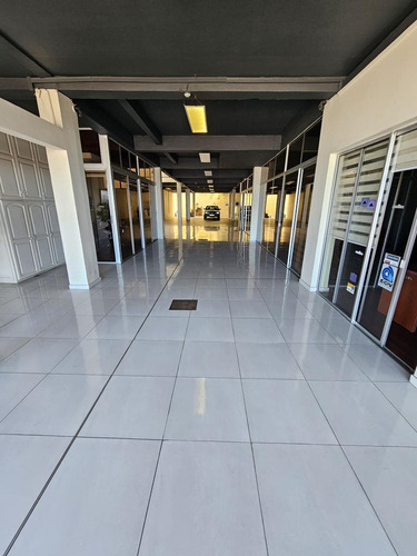 Rambla Y Solano Lopez, 700 M2 De Salón Comercial , Parte Con Doble Altura Y Frente De 20 Mts Y Explanada De 250 M2 !!