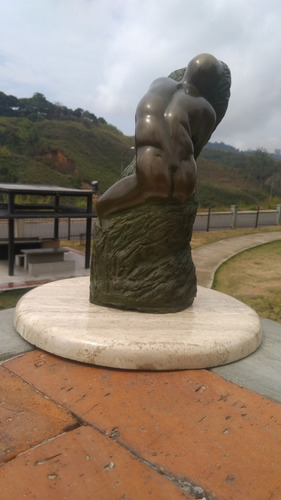 Escultura En Bronce Y Resina Desnudo