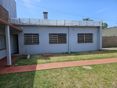Excelente Ubicación Casa De 2 Plantas Importe Parque Jardín Al Frente Toma De Dpto Chico Como Parte De Pago