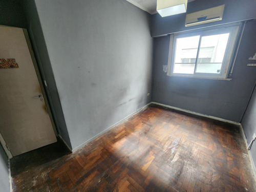Oportunidad En Almagro. Departamento De 3 Ambientes Con Terraza De Uso Común.
