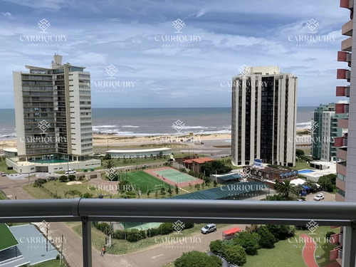 Vende Apartamento De 3 Dormitorios En South Beach, Punta Del Este 